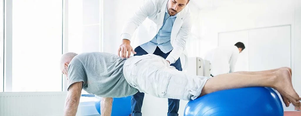 برای گودی کمر به چه دکتری مراجعه کنیم